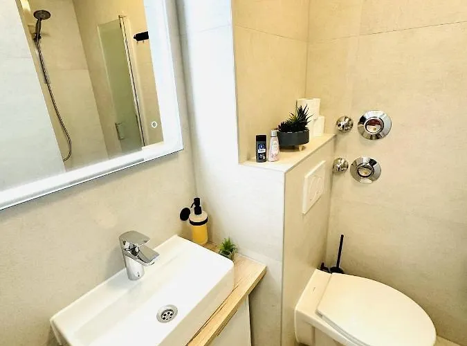 Elegant Urban Retreat 05 *